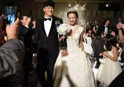 何潤東結婚3年從不曬老婆,看了他老婆的照片後,網友:用心良苦