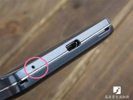 原來手機上的這個小孔「」竟有這麼大作用,80%的人都不知道!記住,千萬別去捅它!