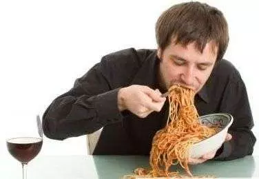 吃頓飯像洗了個澡一樣全身濕透?不是排毒!可能是你身體的這個部位出現了問題!