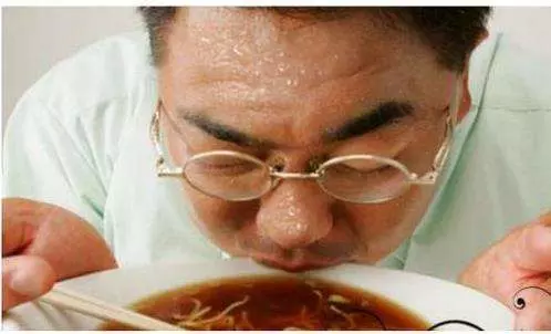 吃頓飯像洗了個澡一樣全身濕透?不是排毒!可能是你身體的這個部位出現了問題!