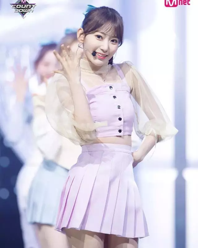 櫻花妹子宮脇咲良韓國出道,換上韓系妝容與時裝不一樣的氣質美