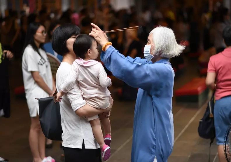 5歲女兒快不行了!母親「淚崩磕頭求媽祖」救孩子 媽祖收當乾女兒「顯靈出手救她」最後真的醒了