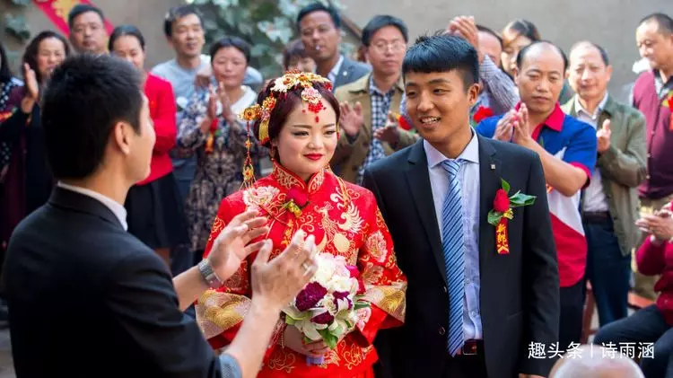 弟弟結婚俺隨禮一萬,晚上看到家族群聊天,俺把家人全拉黑