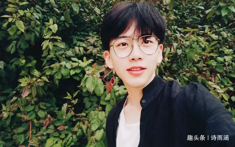 弟弟結婚俺隨禮一萬,晚上看到家族群聊天,俺把家人全拉黑
