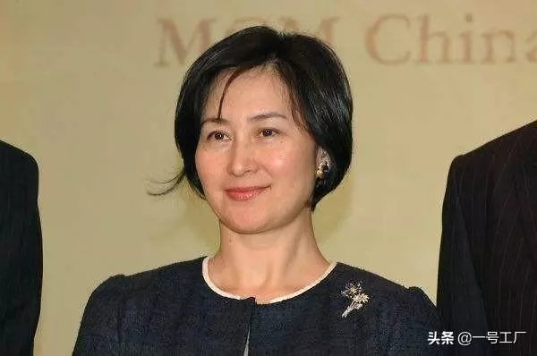 背著妻子愛女星,卻不知道妻子已是家族繼承人,因此錯失千億資產