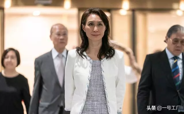背著妻子愛女星,卻不知道妻子已是家族繼承人,因此錯失千億資產