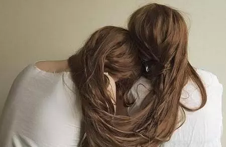 我生孩子閨蜜結婚,我讓老公幫我送紅包,隔天閨蜜拉黑我,我愣了
