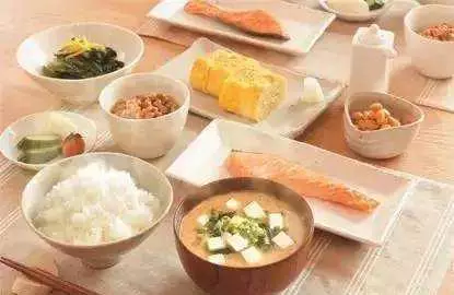 懷孕時老公幫我做飯,婆婆搶過我的碗砸了,一小時後她進了醫院