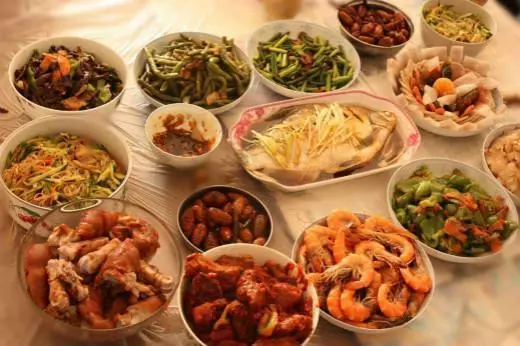 結婚三個月回娘家,弟媳熱情招待我,侄子說句話,我丟下兩千離開
