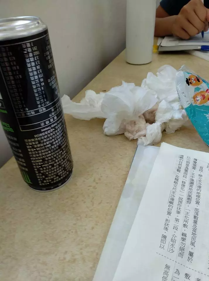 如何在圖書館裡安靜地開罐裝汽水
