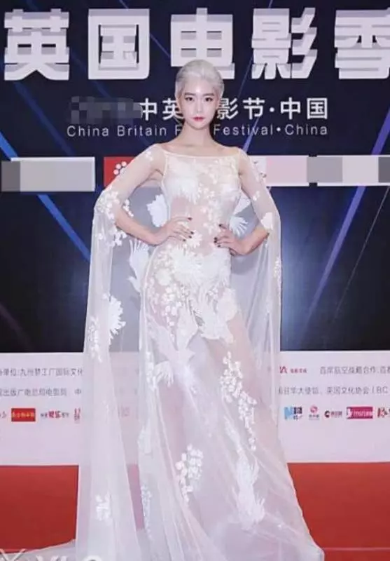 李成敏「透明裝」大膽亮相,看到全身後,這誰招架的住