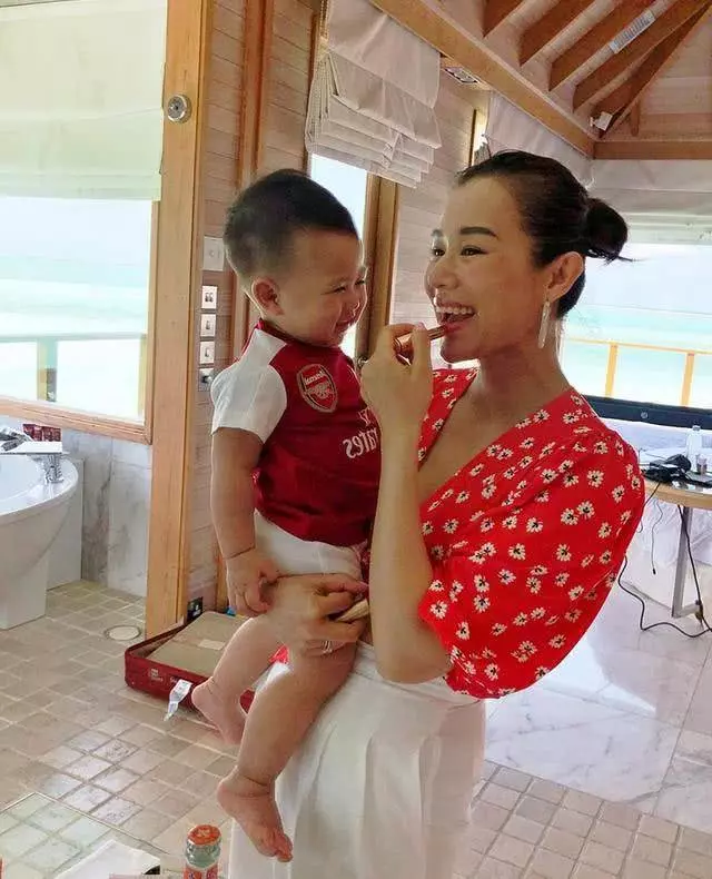 胡杏兒宣布懷二胎後首曬孕肚照,小腹微微隆起,氣質優雅氣色好