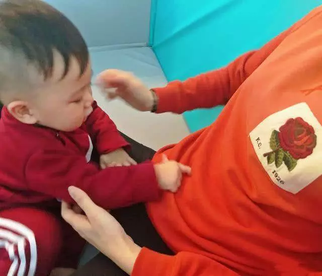 胡杏兒宣布懷二胎後首曬孕肚照,小腹微微隆起,氣質優雅氣色好