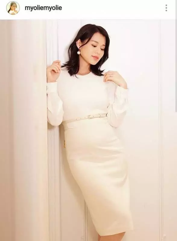 胡杏兒宣布懷二胎後首曬孕肚照,小腹微微隆起,氣質優雅氣色好