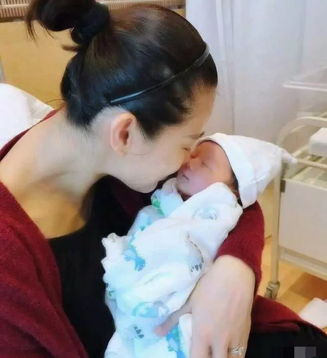 胡杏兒宣布懷二胎後首曬孕肚照,小腹微微隆起,氣質優雅氣色好
