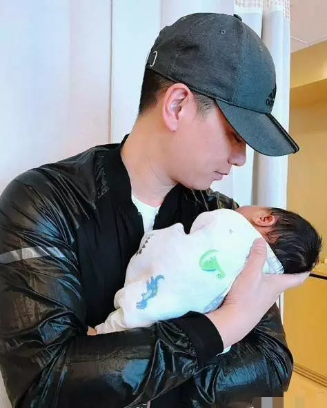 胡杏兒宣布懷二胎後首曬孕肚照,小腹微微隆起,氣質優雅氣色好