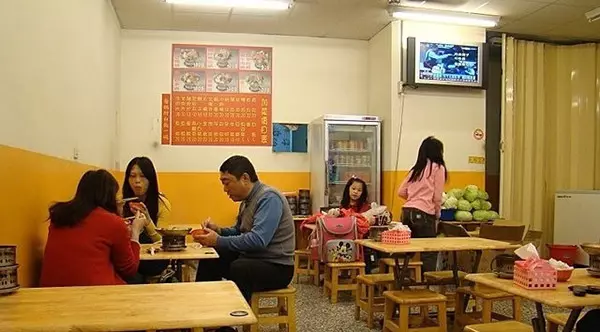 他們放縱孩子在餐廳亂跑還撞到店員燙到雙手,家長衝過去給那店員一掌,結果店員下一步的舉動讓所有人大聲叫好