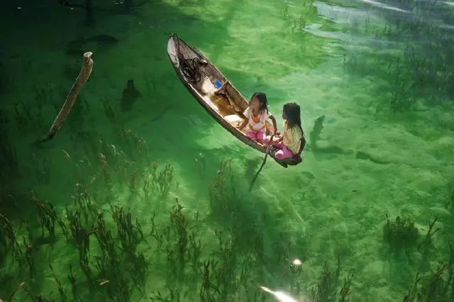 地球上唯一活在海底的民族,能在海底自由行走,踏上土地會暈陸地