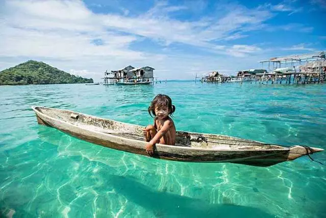 地球上唯一活在海底的民族,能在海底自由行走,踏上土地會暈陸地