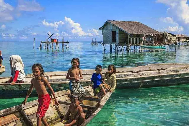 地球上唯一活在海底的民族,能在海底自由行走,踏上土地會暈陸地