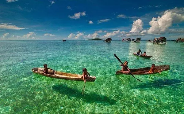 地球上唯一活在海底的民族,能在海底自由行走,踏上土地會暈陸地