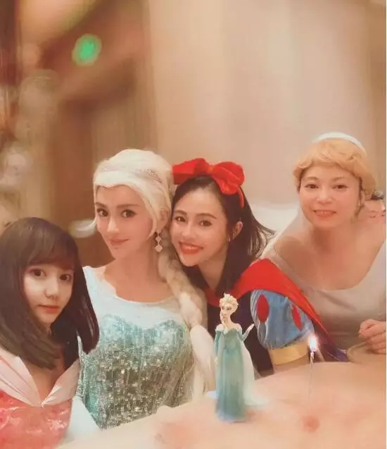 Angelababy30歲生日宴「扮女王」手上「這個細節」曝光她與黃曉明感情現狀
