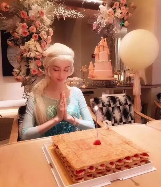 Angelababy30歲生日宴「扮女王」手上「這個細節」曝光她與黃曉明感情現狀