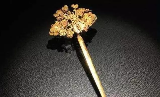 女子拿金釵鑒寶,問及父親說是環衛工,專家趕忙上前詢問:您母親是?
