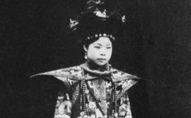 女子拿金釵鑒寶,問及父親說是環衛工,專家趕忙上前詢問:您母親是?