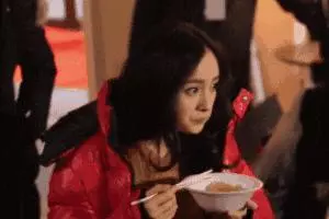 細極思恐......韓國人不端著碗吃飯原來是因為這個!