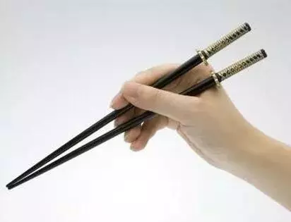 細極思恐......韓國人不端著碗吃飯原來是因為這個!
