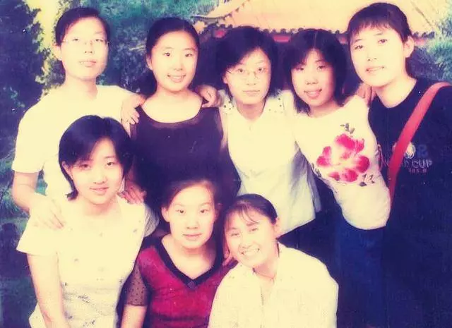 孩子滿月,婆婆當眾責罵我,七個姐姐和七個姐夫站了起來