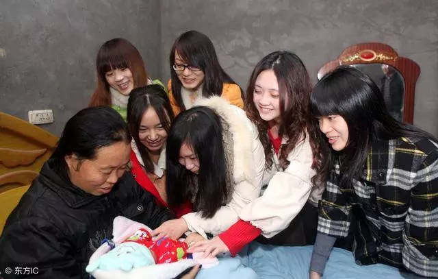 孩子滿月,婆婆當眾責罵我,七個姐姐和七個姐夫站了起來