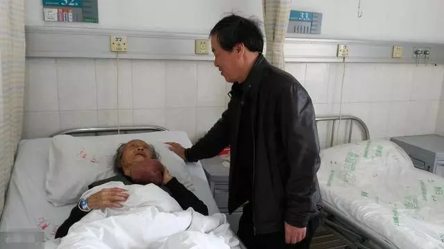 後母捲走爸的積蓄,我準備要報警,沒想到打開門看到來人,我徹底對後母敬佩到極點了……