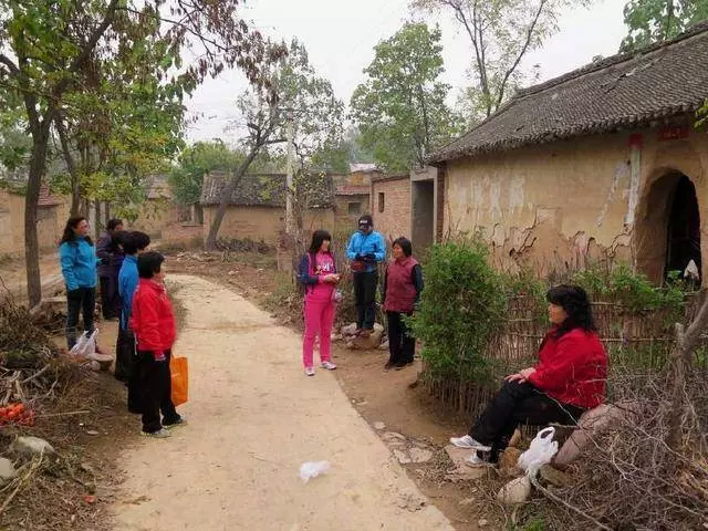 後母捲走爸的積蓄,我準備要報警,沒想到打開門看到來人,我徹底對後母敬佩到極點了……