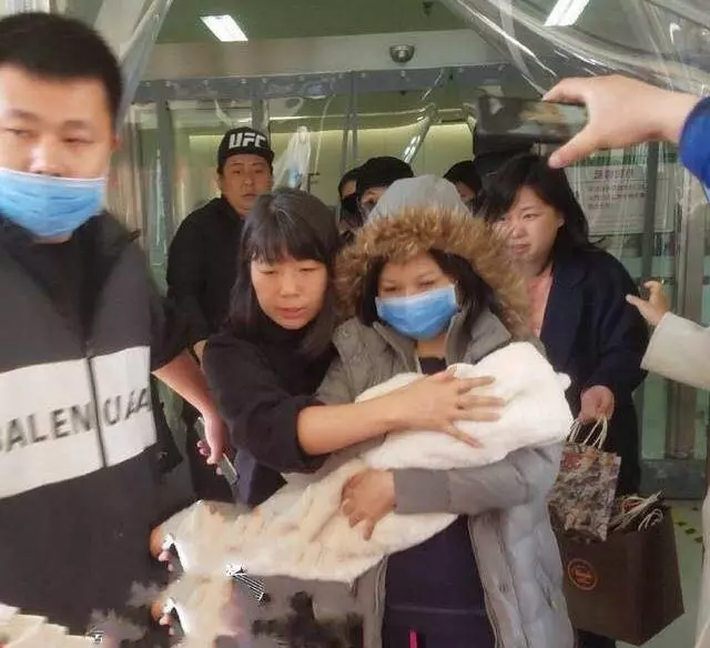 趙麗穎產後3天出院,這才是孕婦真實樣子,與baby、楊冪鮮明對比