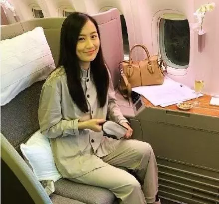 TVB當紅花旦陳法拉,37歲穿睡衣坐飛機,也難以阻擋其自身氣質!