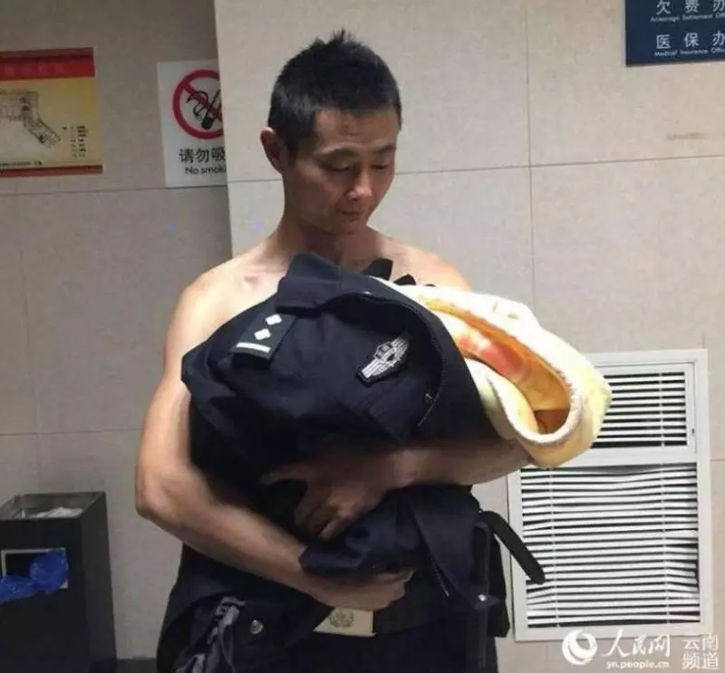 男嬰被遺棄樹林「凍到嘴唇發紫」...暖警不顧零下2度低溫「脫衣抱緊處理」結局看哭網友!