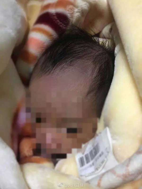 男嬰被遺棄樹林「凍到嘴唇發紫」...暖警不顧零下2度低溫「脫衣抱緊處理」結局看哭網友!