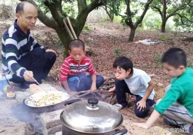 婆婆不停打電話讓老公回鄉拿粽子,我拿到粽子後氣得搬空老家房子