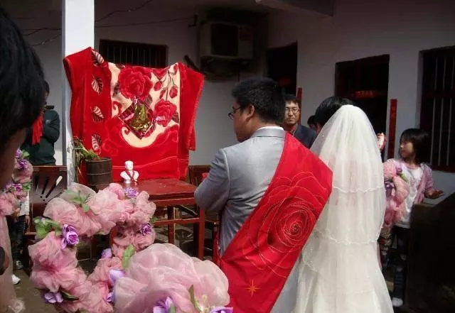 婆婆不停打電話讓老公回鄉拿粽子,我拿到粽子後氣得搬空老家房子