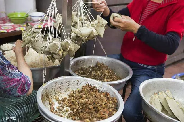 婆婆不停打電話讓老公回鄉拿粽子,我拿到粽子後氣得搬空老家房子