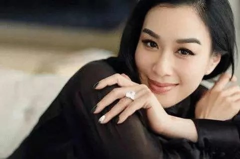 身價十億的富二代,娶大12歲三婚帶三娃女星,如今繼續拼生兒子!