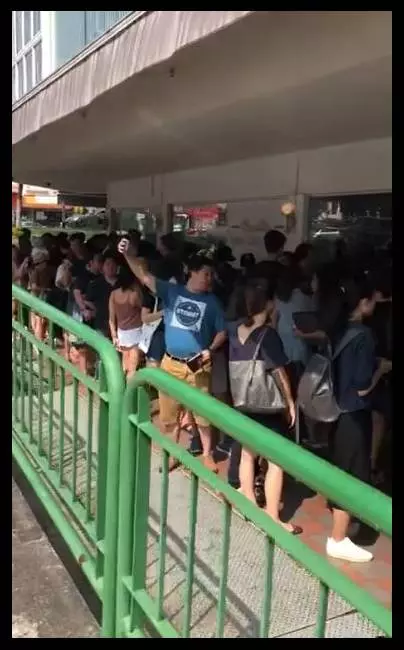 新加坡:還沒開始營業,已有大批人潮在排隊,只為了一個「漢堡」?