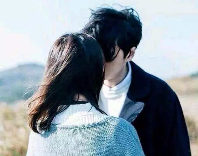 兒子車禍去世半年,兒媳突然改嫁,婚禮當晚門鈴響起,我起身開門:媽,我回來了