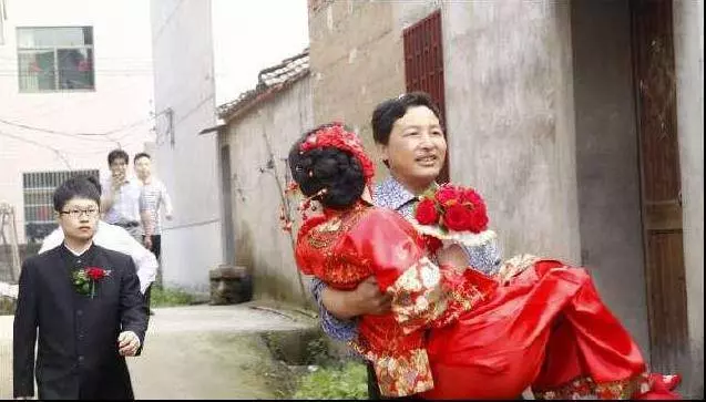 兒子車禍去世半年,兒媳突然改嫁,婚禮當晚門鈴響起,我起身開門:媽,我回來了