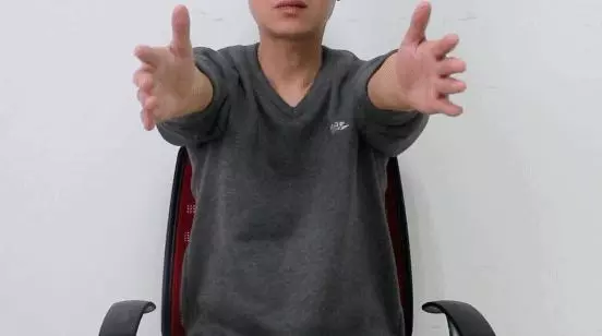 每天翻轉手臂2分鐘,上肢經絡全疏通,心臟1年更比1年健康