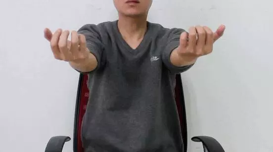 每天翻轉手臂2分鐘,上肢經絡全疏通,心臟1年更比1年健康
