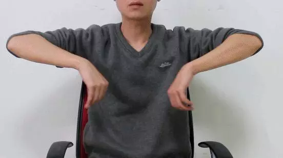 每天翻轉手臂2分鐘,上肢經絡全疏通,心臟1年更比1年健康