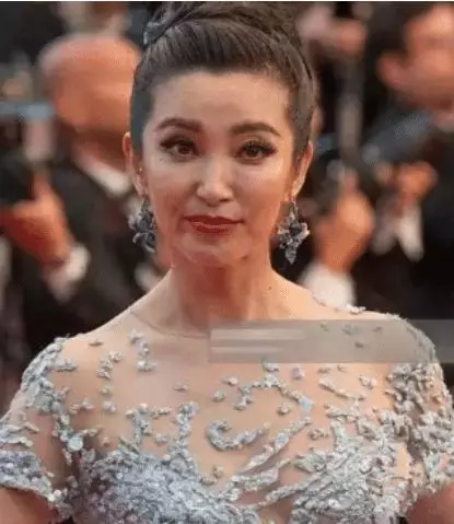 當高顏值女星遇上抬頭紋,一個個都老了10歲,她用劉海了事